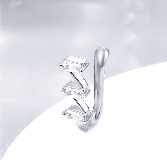 ⚜️𝟯𝟬%𝗢𝗙𝗙 𝗯𝘂𝗻𝗱𝗹𝗲𝘀 𝟯+⚜️ NEW CZ Silver Bar Fake Nose Ring - Picture 5 of 7